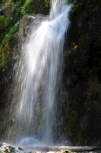 山间瀑布美景