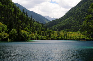 山间幽蓝湖泊美景