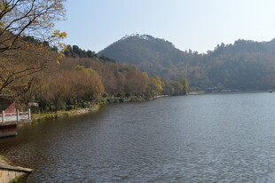 湖畔秋景 山水相依