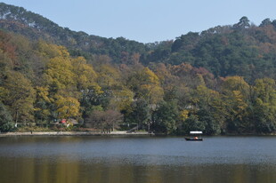 秋日湖畔美景