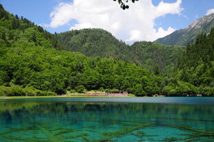 青山绿水间的澄澈湖泊