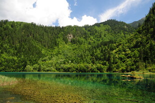 青山绿水间的澄澈湖泊