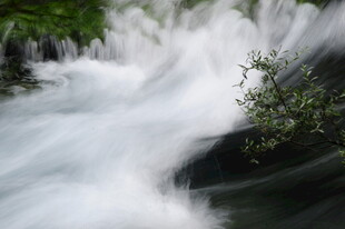 山间湍急溪流
