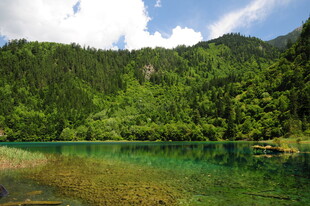 青山绿水间的澄澈湖泊