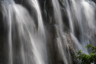 山间瀑布流水美景