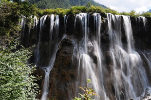 山间瀑布美景