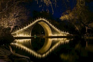夜下拱桥美景倒映湖面