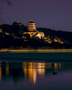 颐和园湖畔古建夜景璀璨迷人