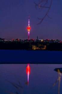 夜幕下的高塔倒影美景