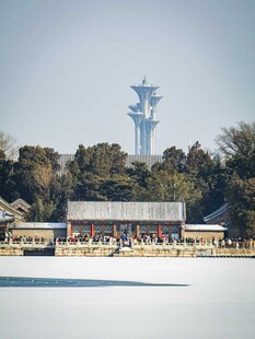 颐和园湖畔建筑与远处雕塑景观