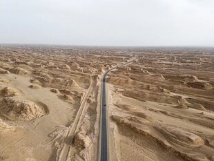 沙漠中的笔直公路