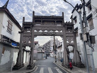上海古牌坊下的宁静街巷