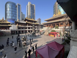上海古建广场人潮与现代高楼