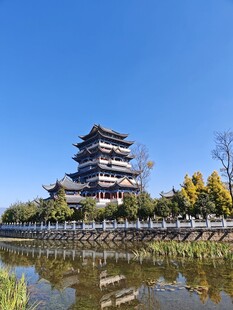 云南永昌阁湖畔古楼美景