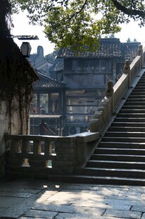 古镇古桥石阶旁的中式传统建筑