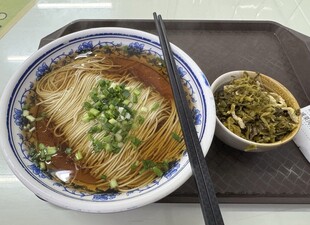 传统美味面条配爽口小菜