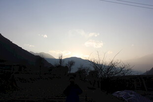 黄昏山间景象