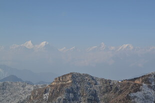 雪覆山峦美景