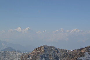 雪山远景壮丽风光