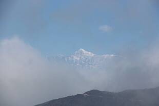 云雾缭绕中的雪山美景