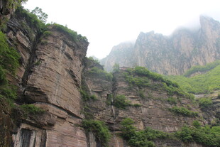 壮丽山壁景观 绿意点缀
