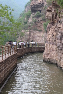 山间河道旁的公路景观