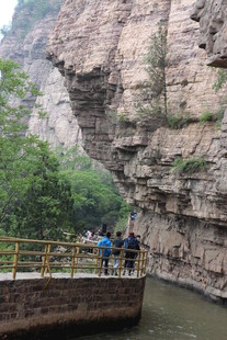 峡谷栈道上的游客风景