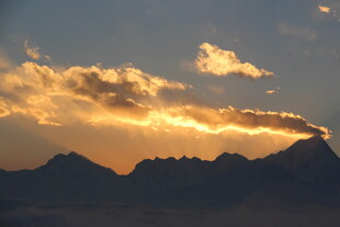 夕阳下的壮丽山峦