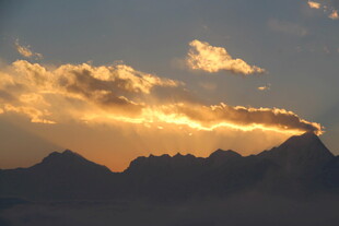 夕阳下的壮丽山峦景色