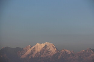 夕阳下的壮丽雪山