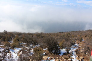 雪覆山野景观