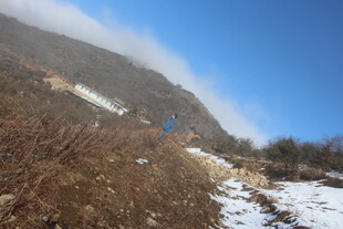 山间雪后景色