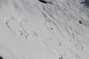 雪地上的手写痕迹