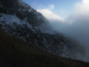 云雾缭绕的雪山美景