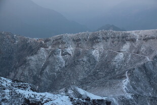 冬日雪山壮丽景观