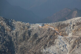 雪山蜿蜒公路壮丽景观
