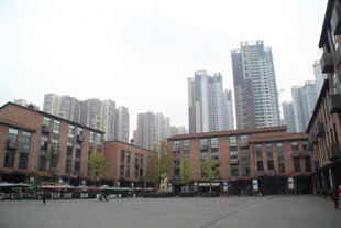 城市中复古与现代建筑广场