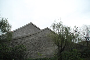 乡村灰墙房屋与绿植