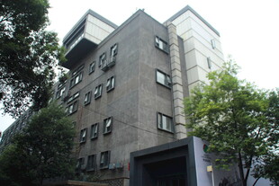 多层灰色建筑外观