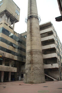古老烟囱立于废弃建筑间