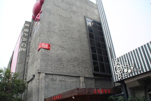 灰色建筑外观与装饰细节