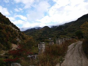 山间小路旁的村落风光