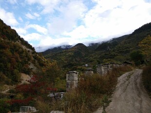 山间蜿蜒小路旁的村落