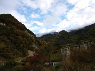 山间秋景 云雾缭绕村落