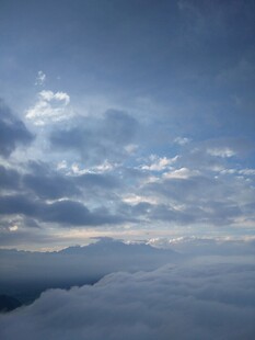 云海之上的蓝天美景