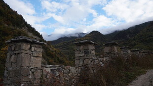 山间古老石墙遗迹景观