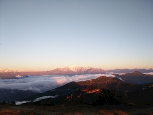 日出云海中的壮丽山峦