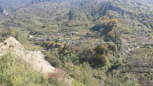 俯瞰山间村落美景