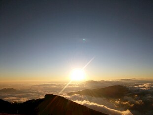 山顶日出云海壮丽景观