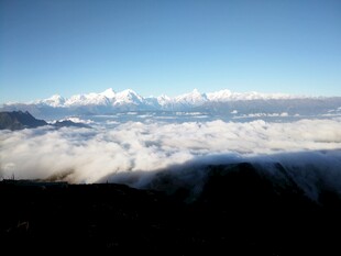 云海之上的壮丽雪山景观